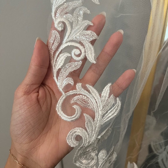 Fingertip length ivory veil - Picture 2 of 5